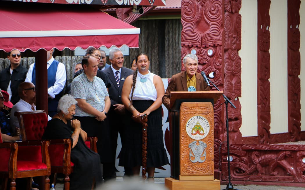 Kiingi Tuuheitia speaks to the crowd at hui-aa-motu.
