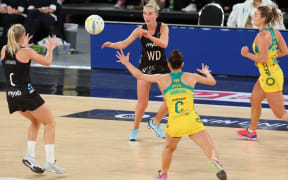 Michaela Sokolich-Beatson passing the ball to Laura Langman during Silver Ferns match against Against Australia