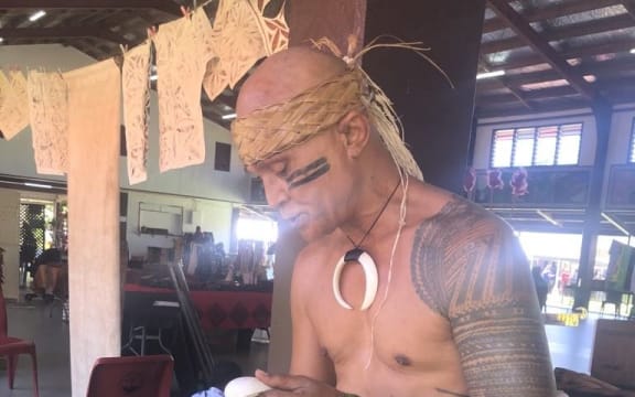 Fa'asilifiti Solomona words at making tapa cloth at Apia's CHOGM trade village
