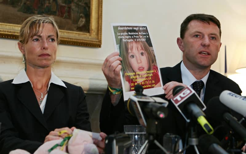 Kate and Gerry McCann, the parents of Madeleine McCann, the four-year-old British girl who disappeared in Portugal nearly a month ago, give a press conference at the Residence of the British Ambᴀssador to the Holy See, Francis Campbell, 30 May 2007 in Rome. The couple were in the Vatican for an audience with Pope Benedict XVI. (PH๏τo by TIZIANA FABI / AFP)