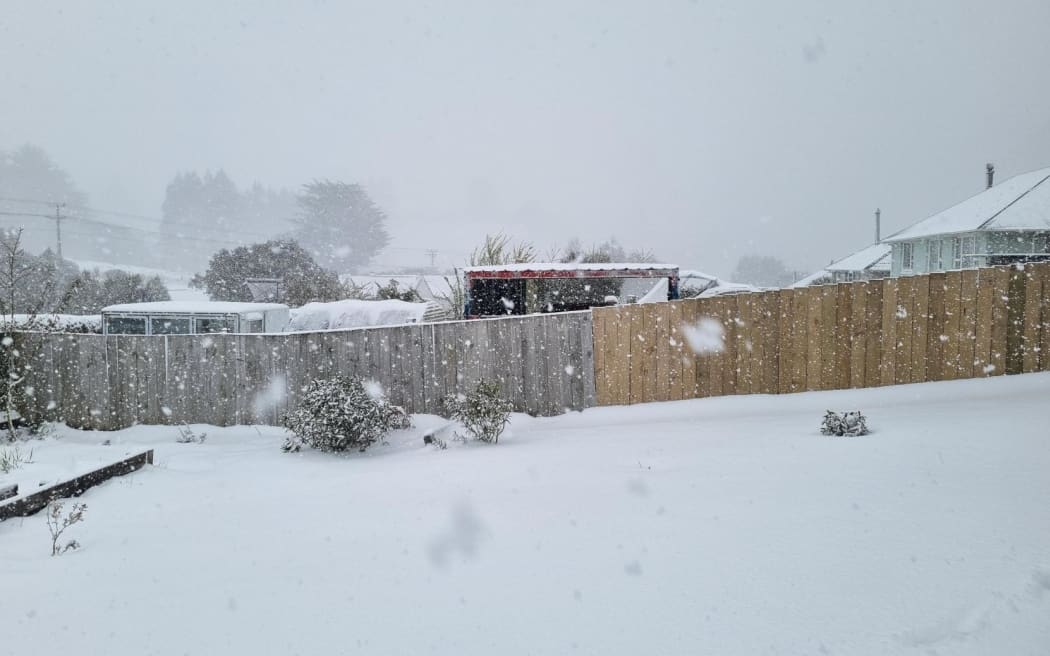 A thick layer of snow has fallen in the hill suburbs of Dunedin with more snow showers this morning (6.10.2022).