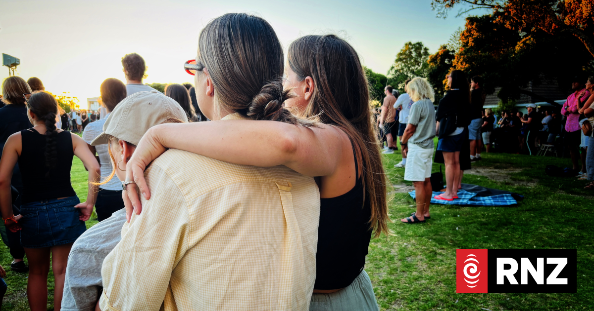 陶朗加为山体滑坡遇难者举行守夜活动