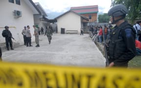 Indonesian police stand guard at a local hospital in Central Sulawesi after a firefight between suspected Muslim extremists and security forces (file)