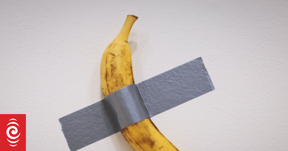 aurizio cattelan deve affrontare una causa per coedian, l'installazione con un
