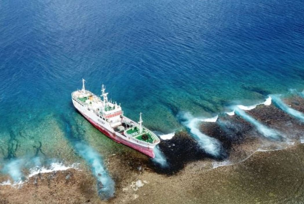 Shen Gang Shun 1 stuck on reef of Arutua