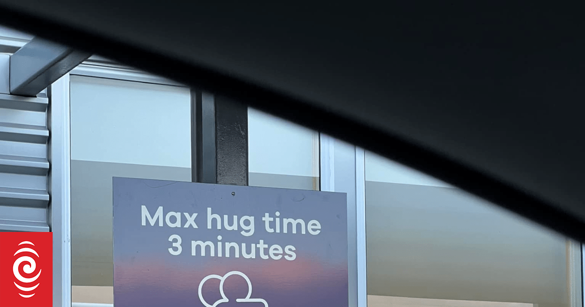 Dunedin Airport’s three-minute hug limit makes global headlines