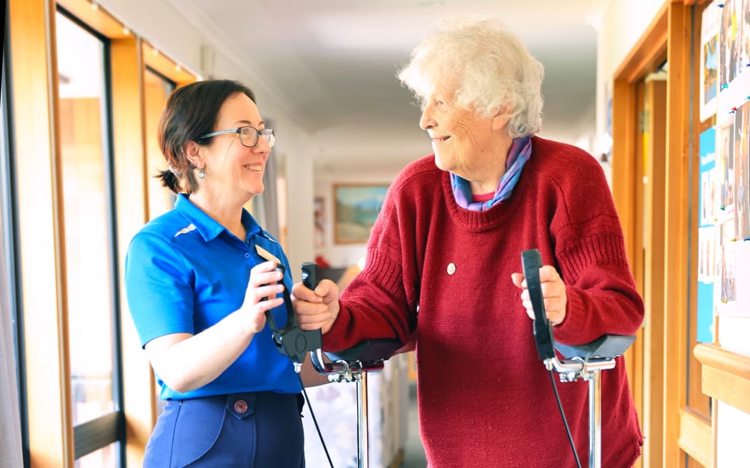 Physiotherapist Jessie Snowdon supporting a patient.