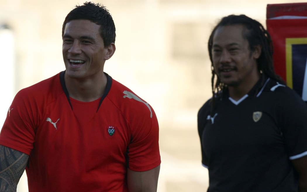 Sonny Bill Williams when playing for Toulon watched by then Toulon coach Tana Umaga.