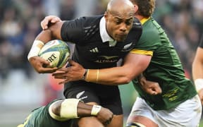 South Africa's Bongi Mbonambi (L) and South Africa's number eight Jasper Wiese (R) tackle New Zealand's wing Mark Tele'a (C) during the Rugby Championship Test match between South Africa and New Zealand at the Cape Town Stadium in Cape Town on September 7, 2024. (Photo by Rodger Bosch / AFP)