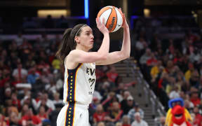 INDIANAPOLIS, INDIANA - MAY 24: Caitlin Clark #22 of the Indiana Fever shoots the ball against the New York Liberty at Gainbridge Fieldhouse on May 24, 2025 in Indianapolis, Indiana. NOTE TO USER: User expressly acknowledges and agrees that, by downloading and or using this photograph, User is consenting to the terms and conditions of the Getty Images License Agreement.   Andy Lyons/Getty Images/AFP (Photo by ANDY LYONS / GETTY IMAGES NORTH AMERICA / Getty Images via AFP)