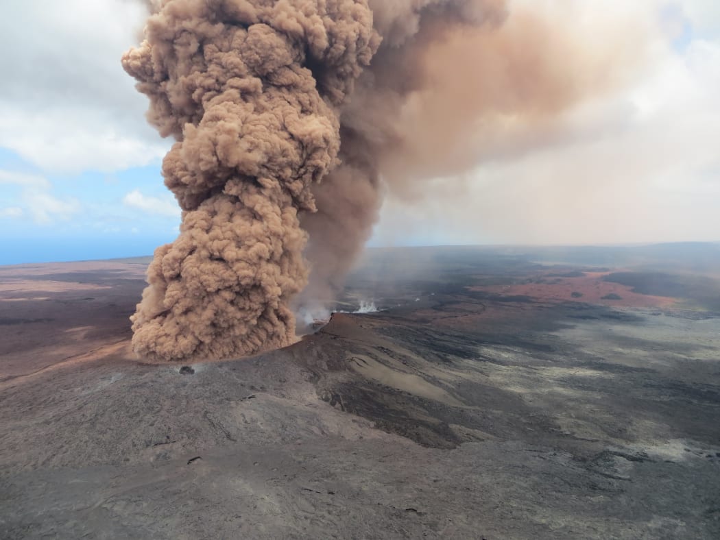 Acolumn of robust, reddish-brown ash plume occurred after a magnitude 6.9 South Flank of Kīlauea earthquake shook the Big Island of Hawai‘i.