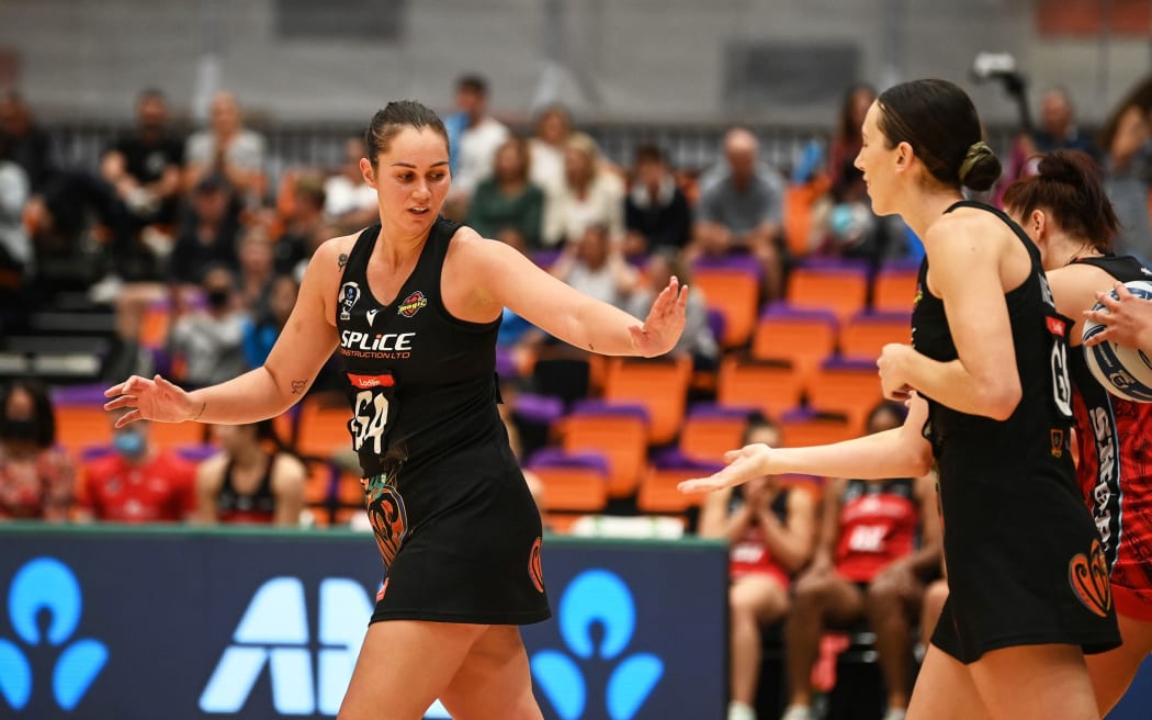 Ameliaranne Ekenasio and Baily Mes.
Waikato BOP Magic v Mainland Tactix. ANZ Premiership Netball, Pullman Arena. Auckland. New Zealand. Sunday 8 May 2022. © Photo: Andrew Cornaga / www.photosport.nz