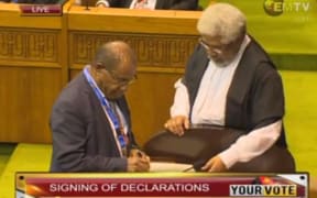 PNG politician Nick Kuman being sworn in as Gumine MP despite court order restraining him from being in parliament. 2 August 2017.