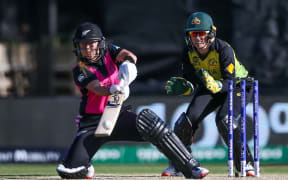 Leigh Kasperek batting during the 2020 ICC Women's T20 World Cup match between New Zealand v Australia.