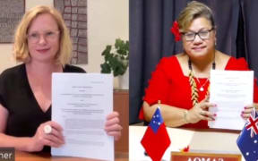 the Australian High Commisioner in Samoa, Emily Luck and Samoa's Minister of Finance, Mulipola Anarosa Ale-Molio'o
