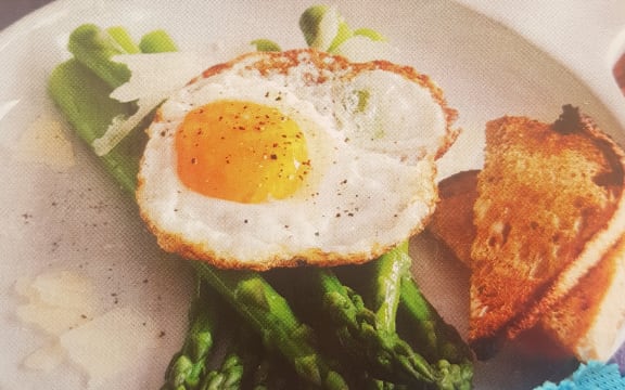 Breakfast asparagus with crispy egg