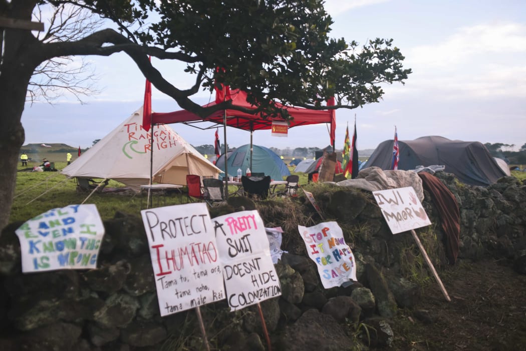 Protest banners at Ihumatao