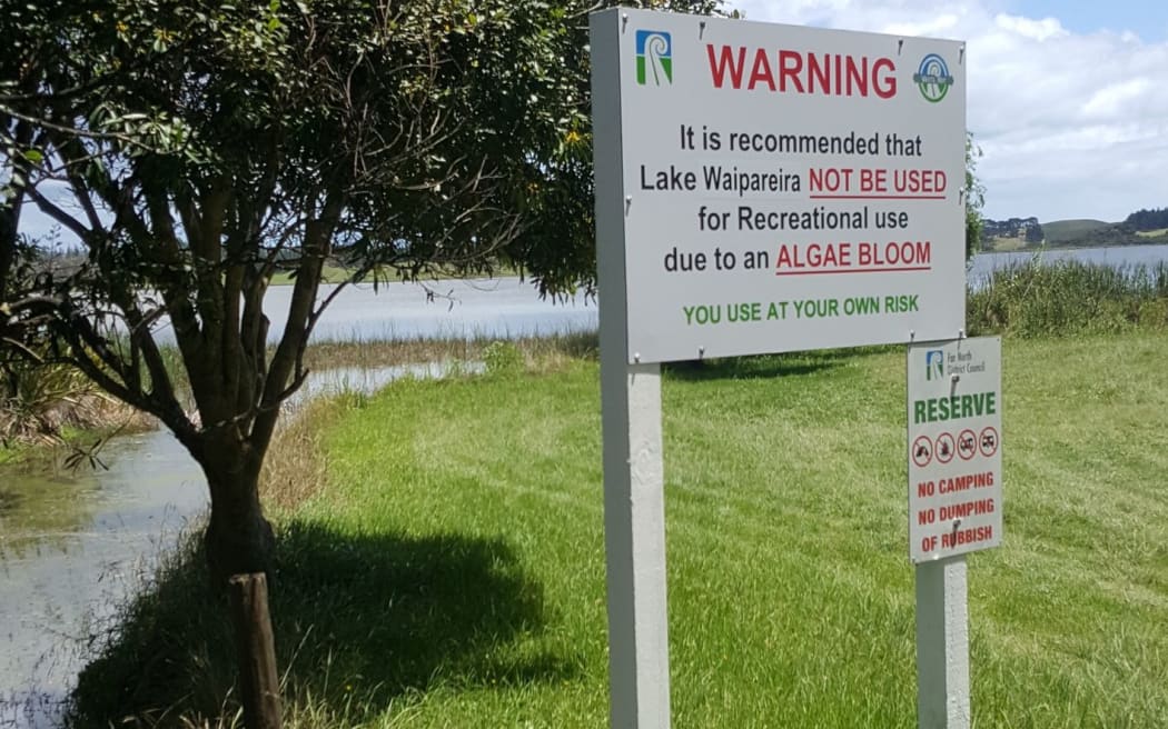 A sign warning of the algal bloom at Lake Waiparera.