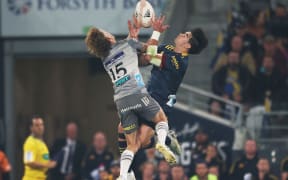 Connor Garden-Bachop (R) and Damian McKenzie compete for a high ball.
Highlanders v Chiefs, Super Rugby Aotearoa, Forsyth Barr Stadium, Dunedin, New Zealand. Saturday 10 April 2021.