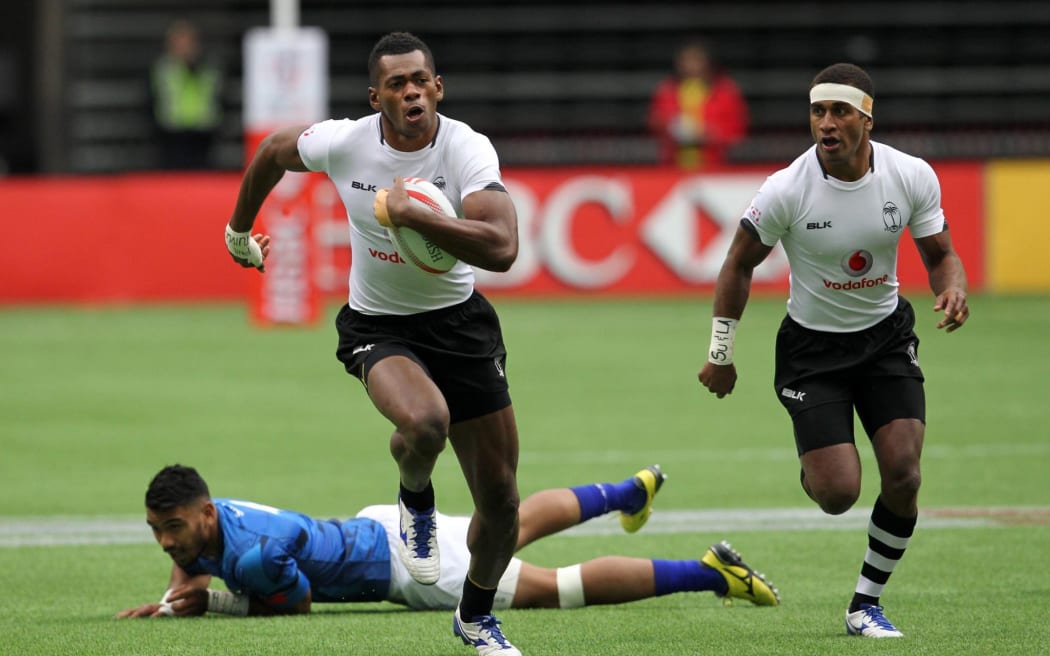 Fiji's Sevuloni Mocenacagi evades the Samoan defence.