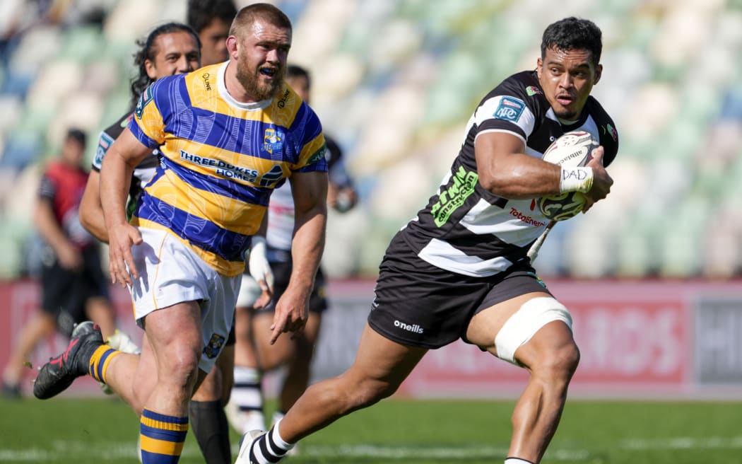 Solomone Funaki scores for Hawkes Bay.