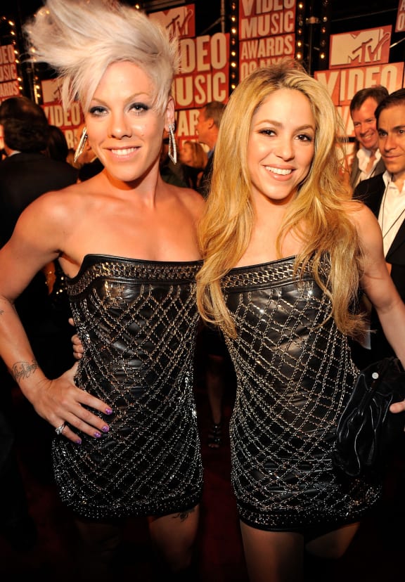 Singers Pink and Shakira attend the 2009 MTV Video Music Awards at Radio City Music Hall on September 13, 2009 in New York City.