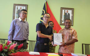 Vanuatu's minister for infrastructure and public utilities Jotham Napat and Chinese company representatives Liang Qing and Chen Tianzhi.