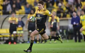 Beauden Barrett runs in the Hurricanes' 5th try.