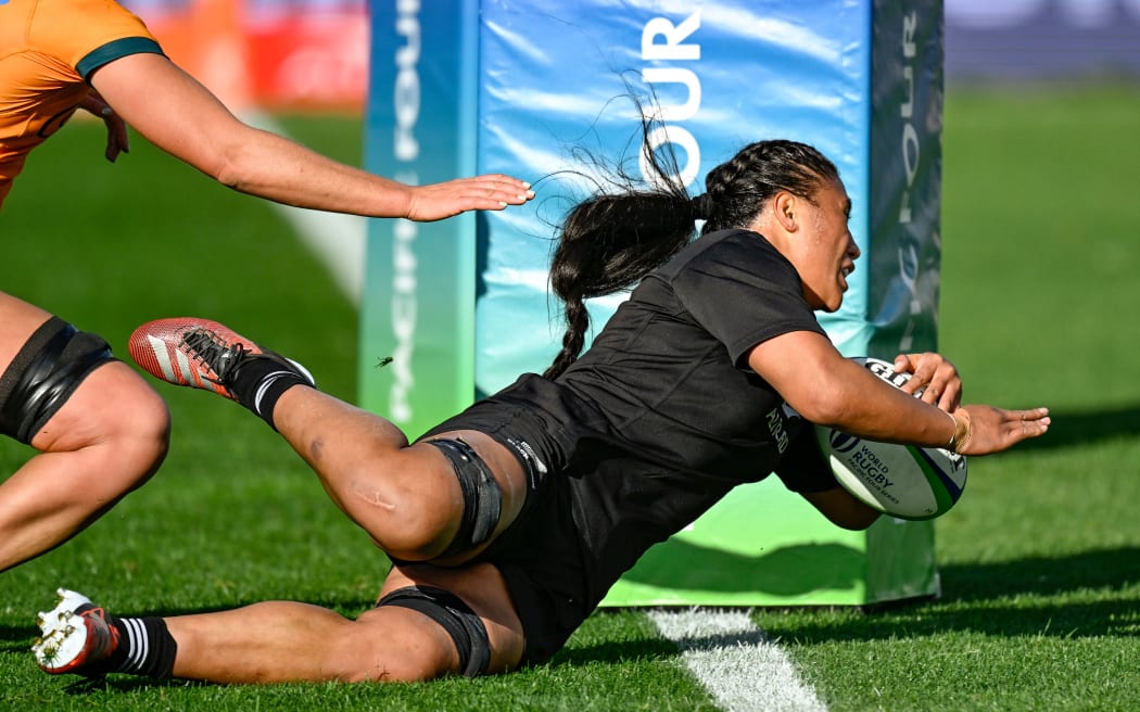 Liana Mikaele-Tu'u of New Zealand dives in to score a try.