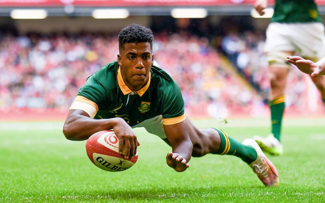 Canan Moodie of South Africa scores a try