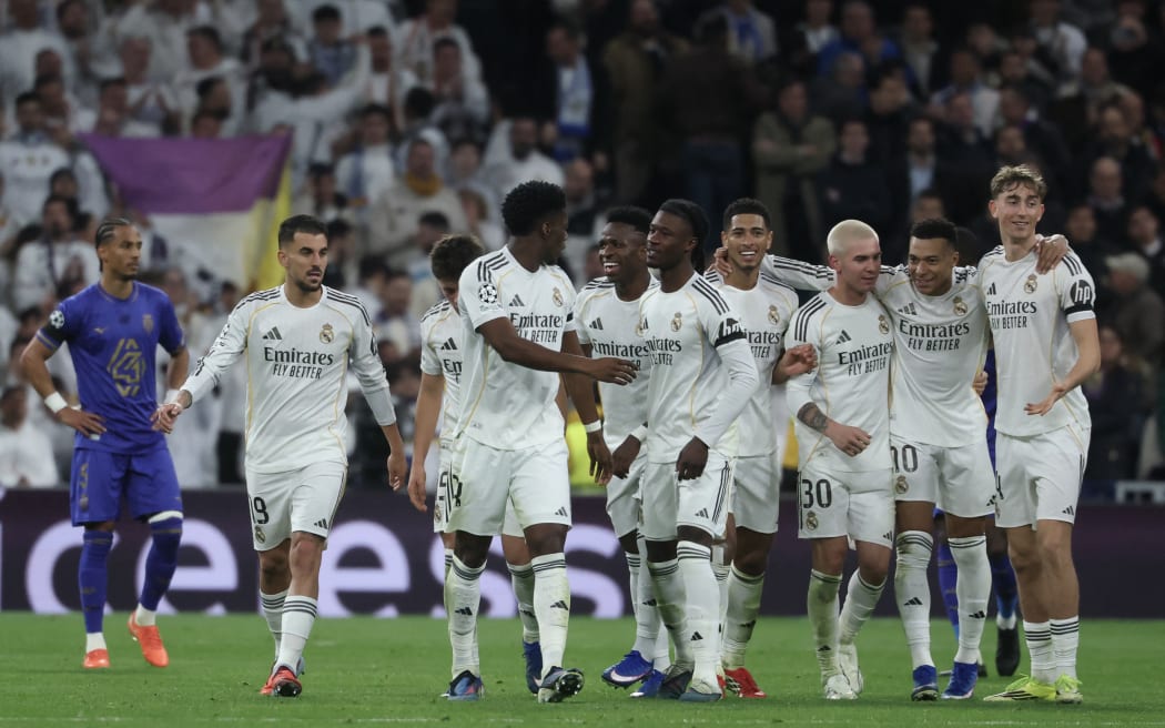 Real Madrid's Vinicius Junior, centre, celebrates with teammates after scoring his team's fifth goal during the UEFA Champions League match against AS Monaco in Madrid, 20 January, 2026.  (Photo by Pierre-Philippe MARCOU / AFP)
