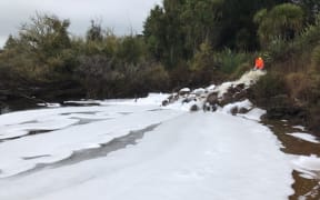 Samples of the discharge being collected by Waikato Regional Council staff at the culvert on the Waikato River at St Andrews.