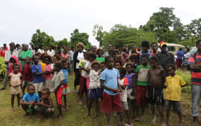 A crowd of people in Bougainville watching the handover of the agreed definitions for the two questions for the Independence Referendum. The first Greater Autonomy for Bougainville and the other full Independence from Papua New Guinea.