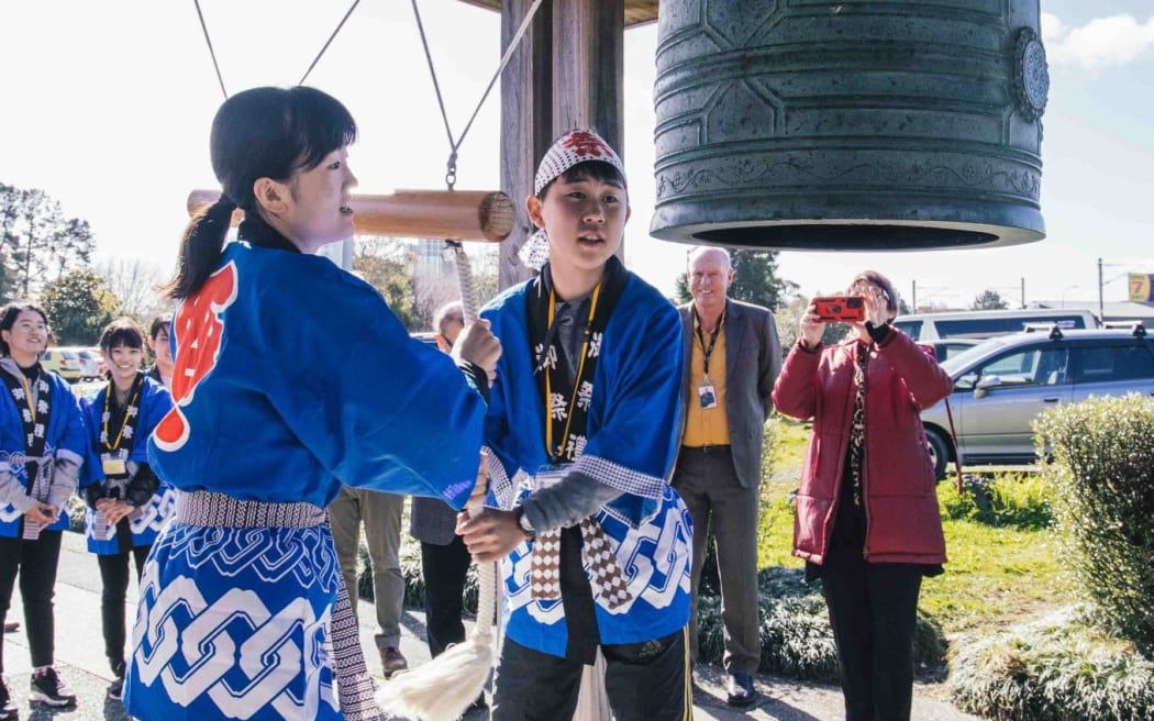 The Peace Bell was gifted to the city of Waitākere in 1997, from the Japanese city of Kakogawa.
