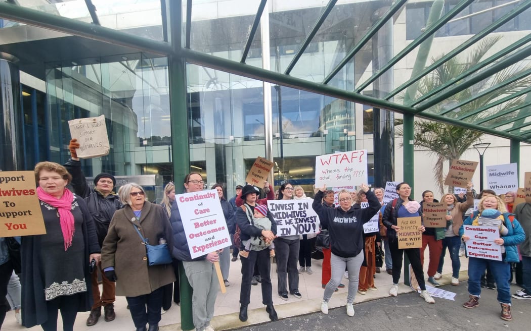 Midwives and their supporters gathered outside the High Court in Wellington ahead of the first day of proceedings, in a bid for "fair and reasonable pay" and a change in contract model.