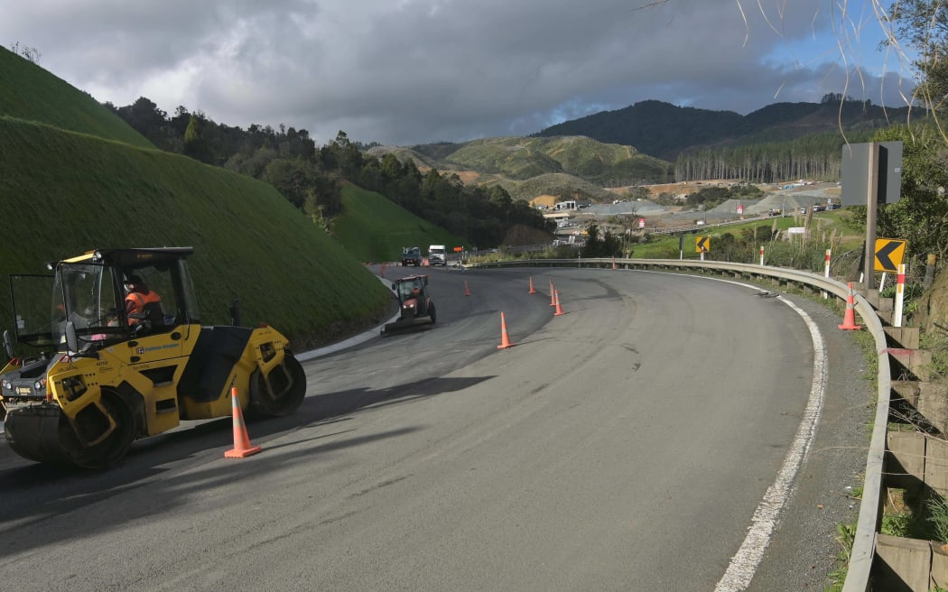 Asphalt is laid on the newly created shoulder alongside State Highway 1 over the Brynderwyn Hills. Photo: Supplied / NZTA