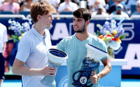Carlos Alcaraz, right, consoles Jannik Sinner after the Italian retired ill during the final of the the Cincinnati Open in Mason, Ohio, 19 August, 2025. (Matthew Stockman/Getty Images/AFP)