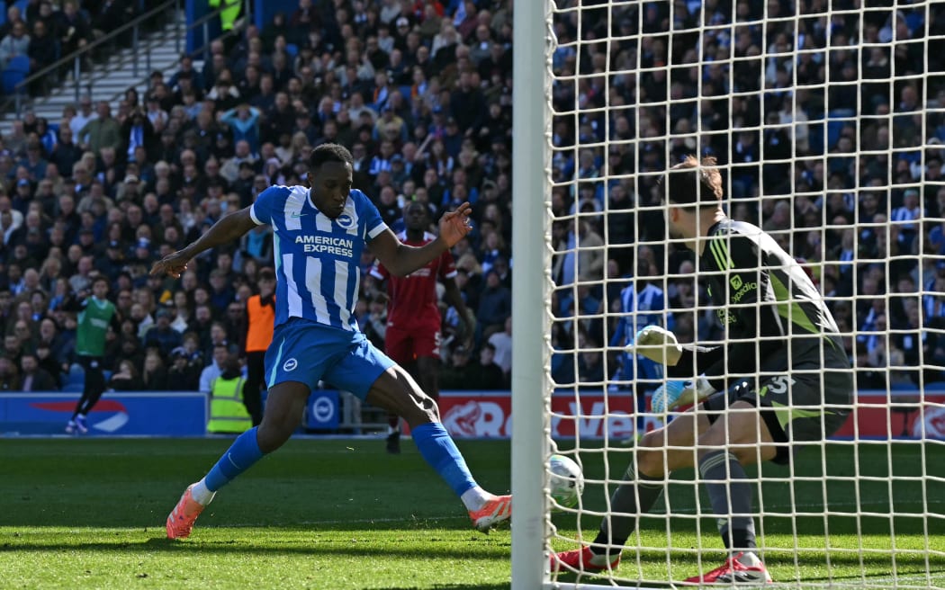 Striker Brighton, Danny Welbeck, mencetak gol melawan Liverpool, 2026.