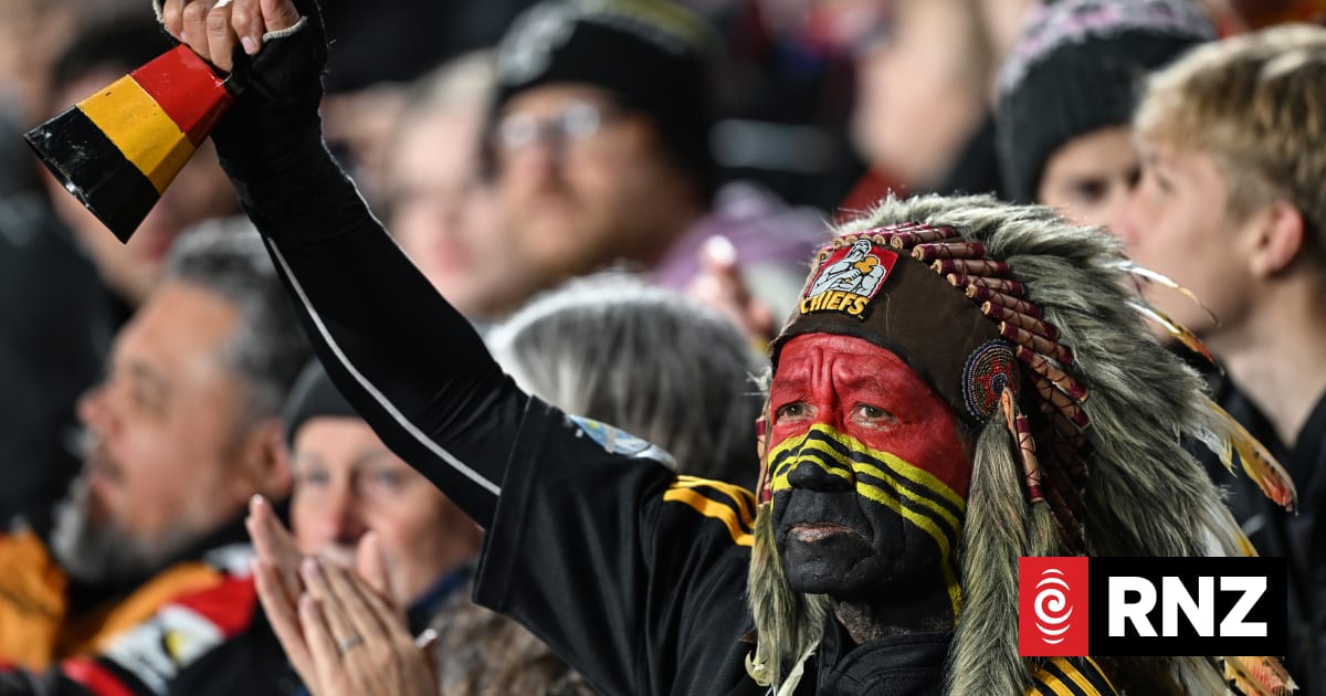 Super Rugby: Cowbell wars re-ignite ahead of Crusaders-Chiefs clash | RNZ