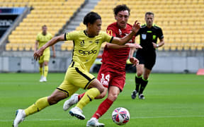 Hideki Ishige of the Phoenix and Jay Barnett of Adelaide compete for the ball during the A-League Men - Wellington Phoenix v Adelaide United at Sky Stadium, Wellington, New Zealand on Saturday 11 January 2025.                                                                    
Copyright photo: Masanori Udagawa /  www.photosport.nz