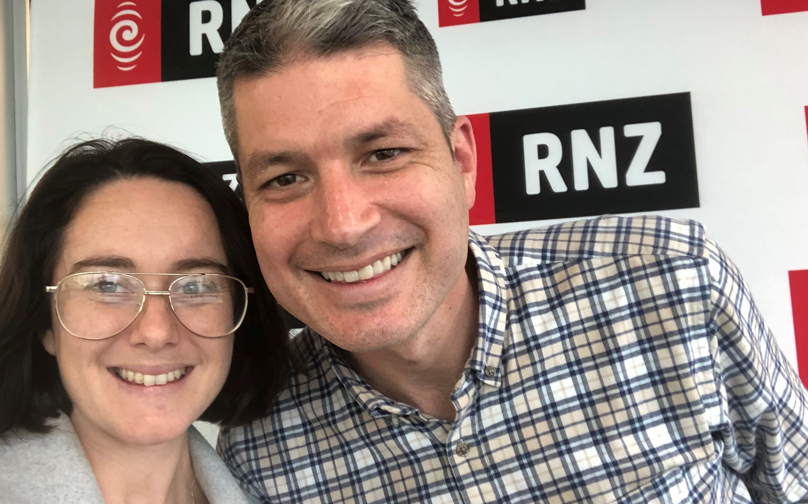 Jesse and Ali attempt a selfie