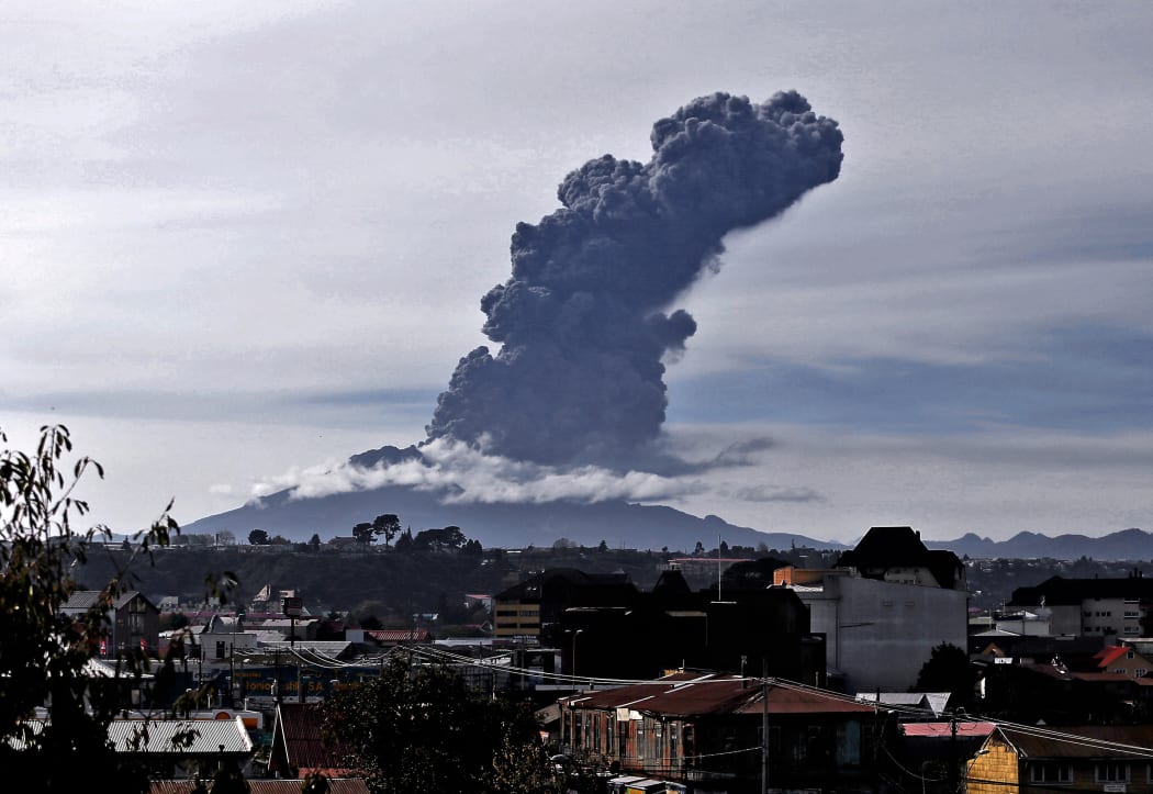 Chile's Calbuco volcano has erupted again, releasing a large column of ash - one week after it roared back to life.