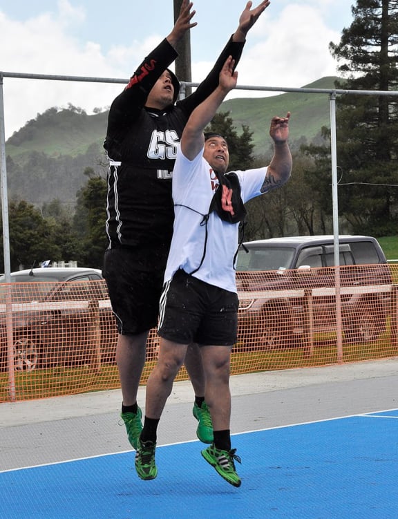 Two players from different marae playing netball at the Taihape Whānau Sport Day