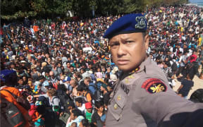 Hundreds of people attemp to leave Gili Trawangan, north of neighbouring Lombok island.