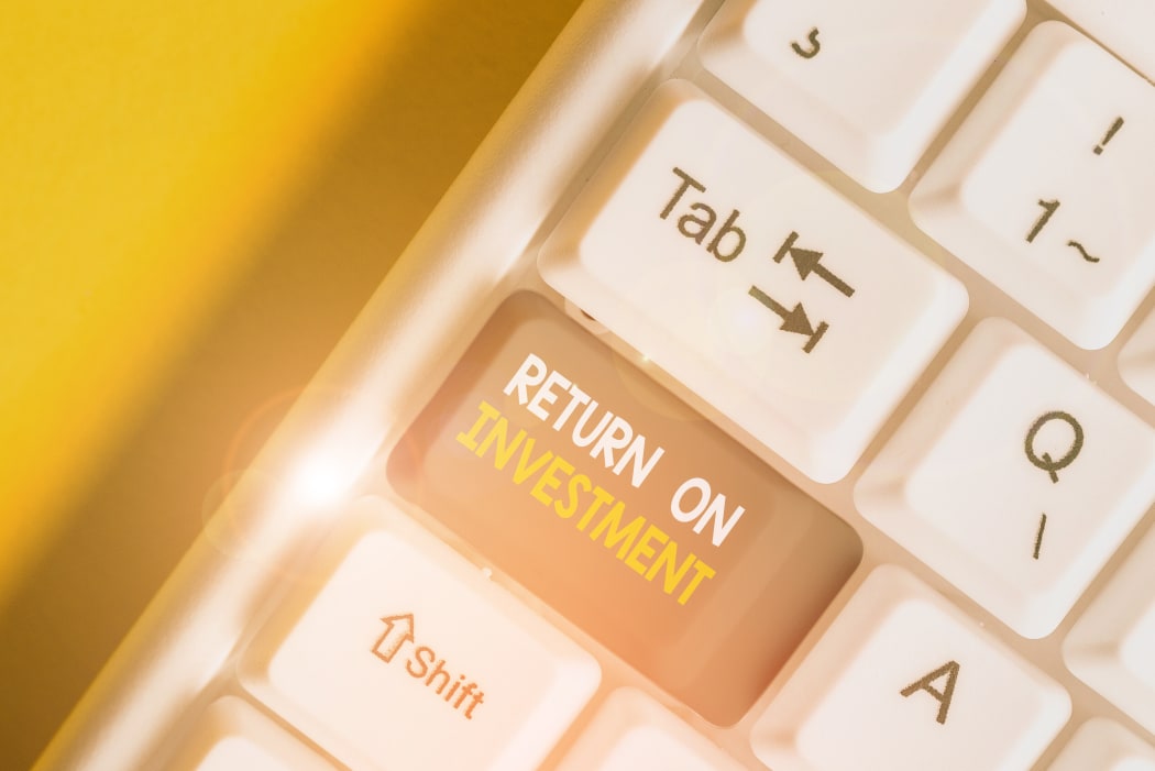 Handwriting text Return On Investment. Conceptual photo Ratio between the Net Profit and Cost invested White pc keyboard with empty note paper above white background key copy space