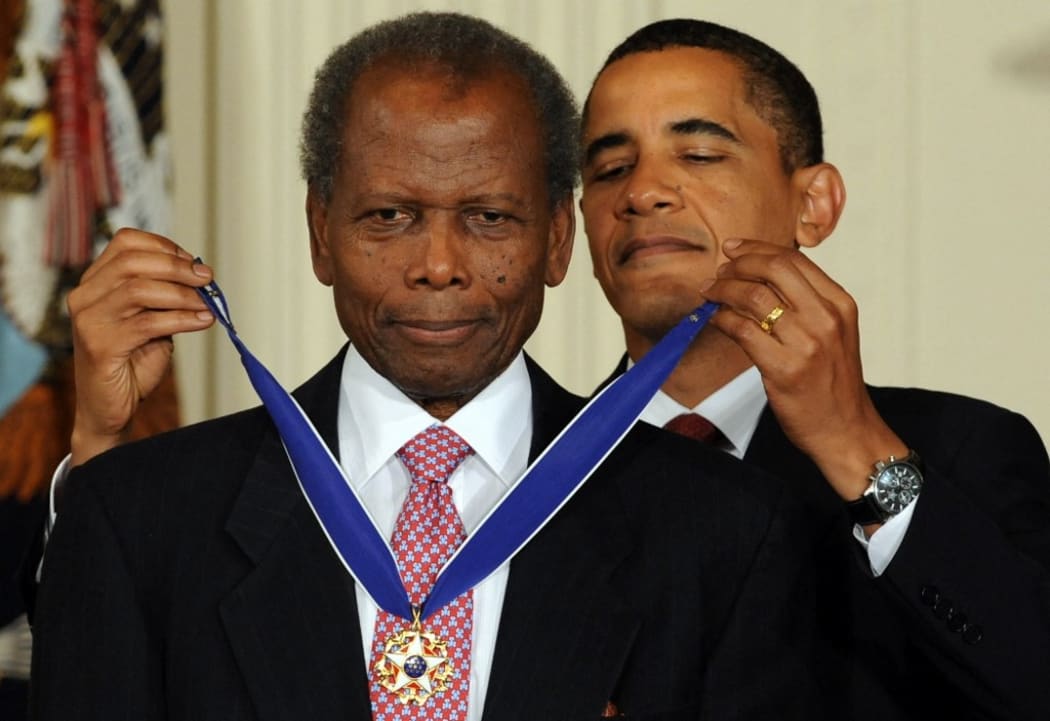 (FILES) In this file photo taken on August 12, 2009, US President Barack Obama presents the Presidential Medal of Freedom to ambassador and actor Sidney Poitier during a ceremony in the East Room at the White House in Washington, DC.