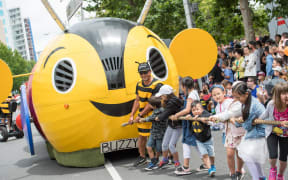 Buzzy-bee float