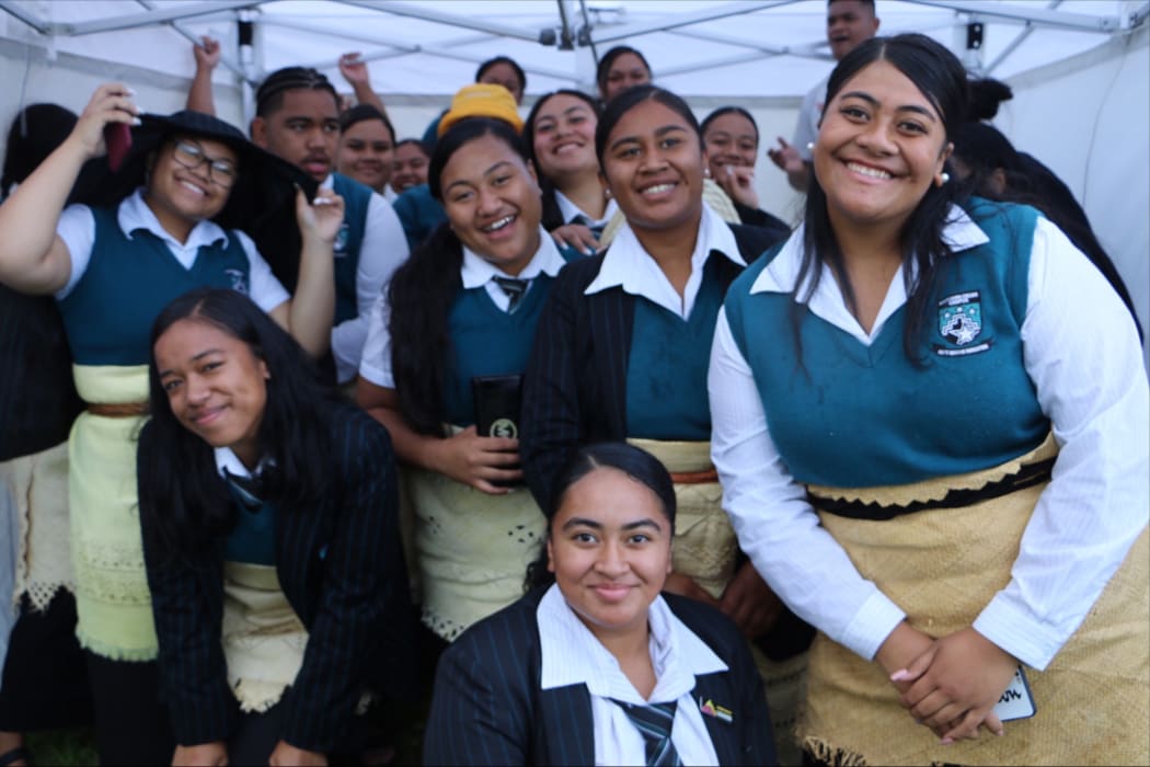 Southern Cross Campus Tongan students huddled under a small gazebo to shelter from the rain, still in high spirits despite the weather.