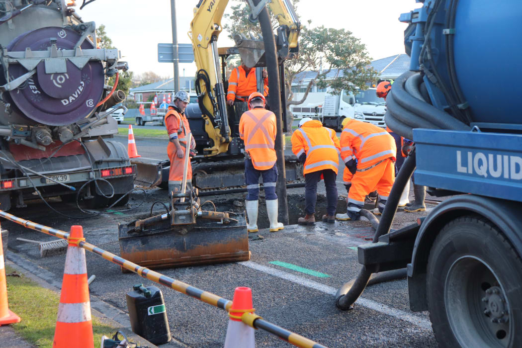 Council contractors work to fix a sewerage pipe in Napier this afternoon, which means 1200 residents will have to lower water use and shouldn’t flush toilets this evening.
