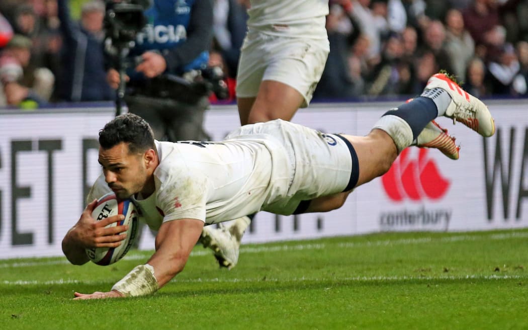 Ben Te'o scores for England.